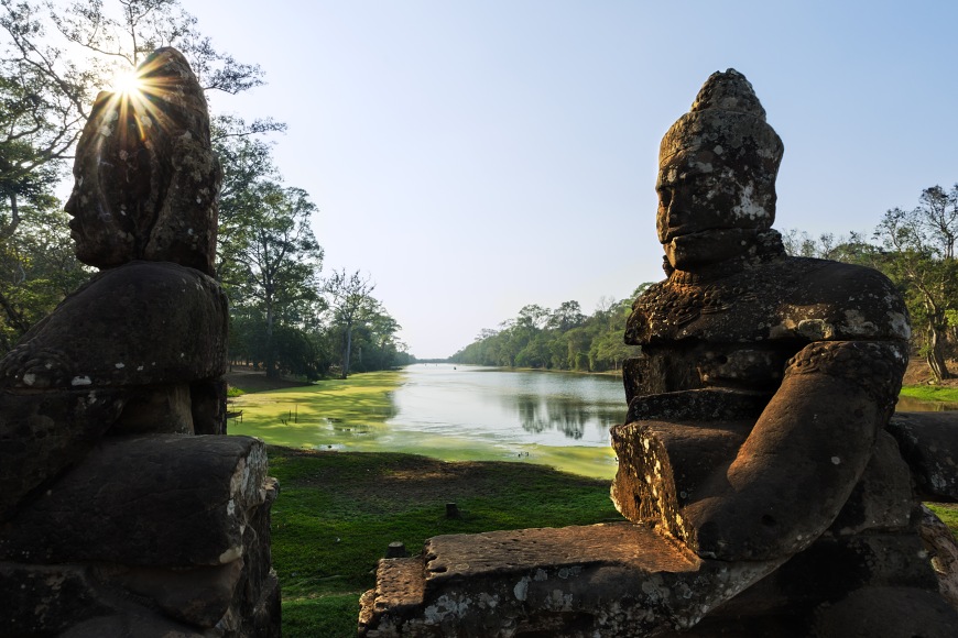 před branou Angkor Thom